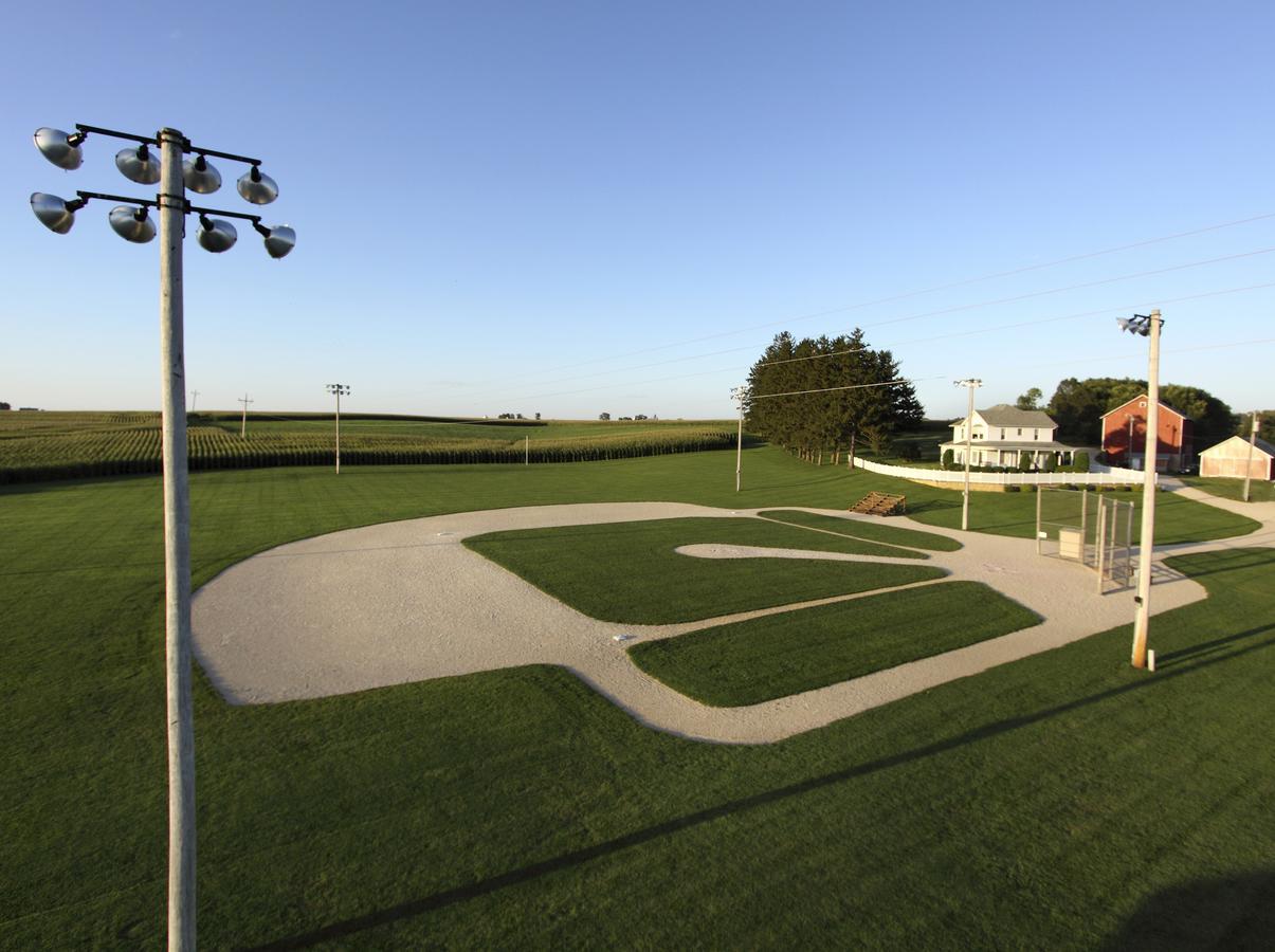 Field Of Dreams House Dyersville Exterior photo